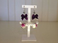 zilverkleurige, ronde hangers met mix van parels en paarse strik